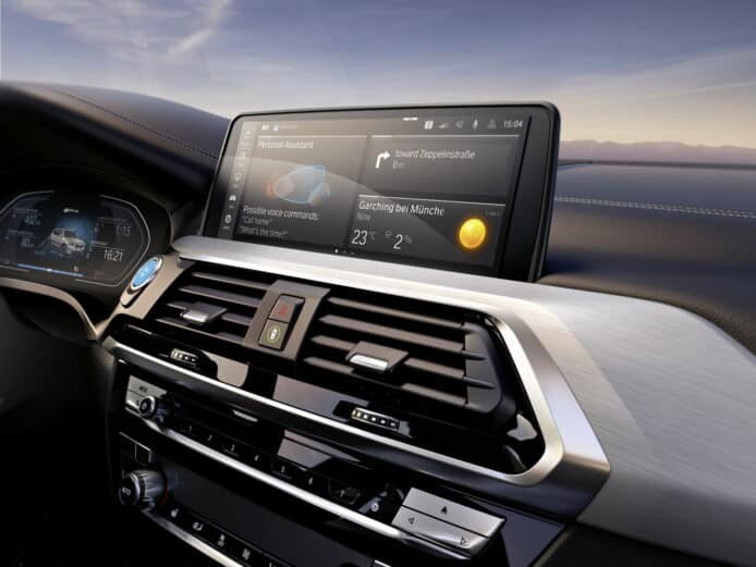 BMW Sports Activity Vehicle(SAV)iX3以內撚機版的X3作為設計基礎,而車頭鬼面罩則採用上封閉式的水箱面罩
